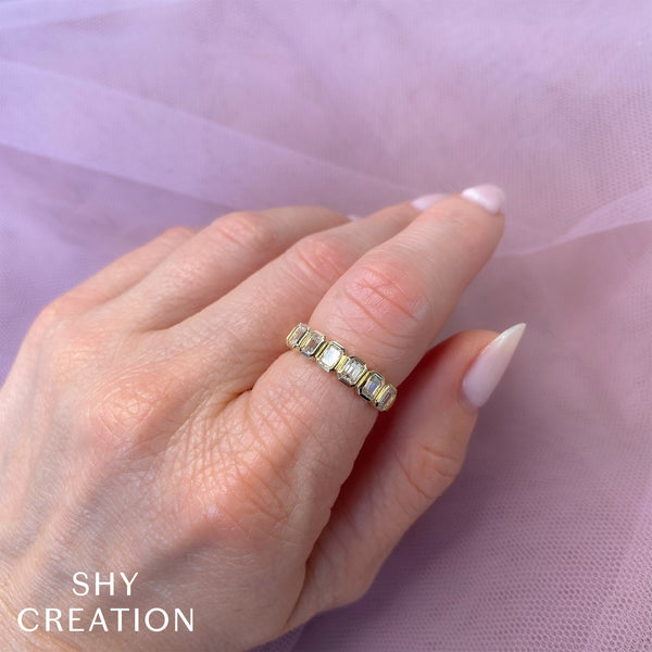 1.05CT DIAMOND EMERALD BAND