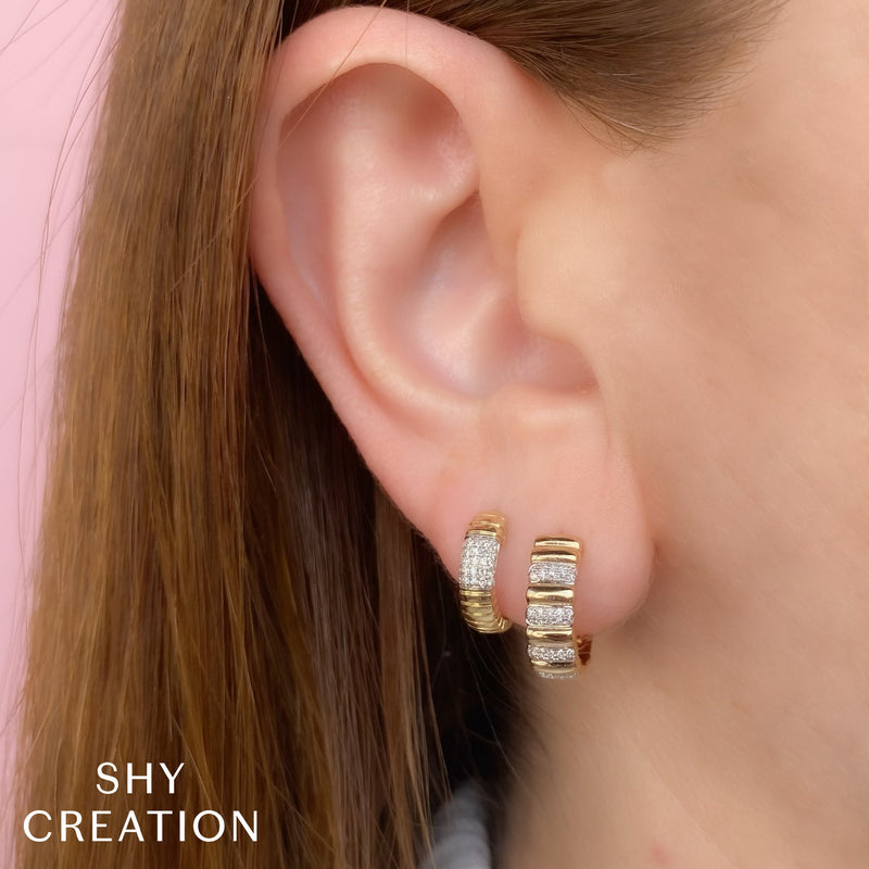 0.11CT DIAMOND RIBBED HUGGIE EARRING