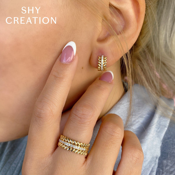 0.20CT DIAMOND LAUREL WREATH HUGGIE EARRING