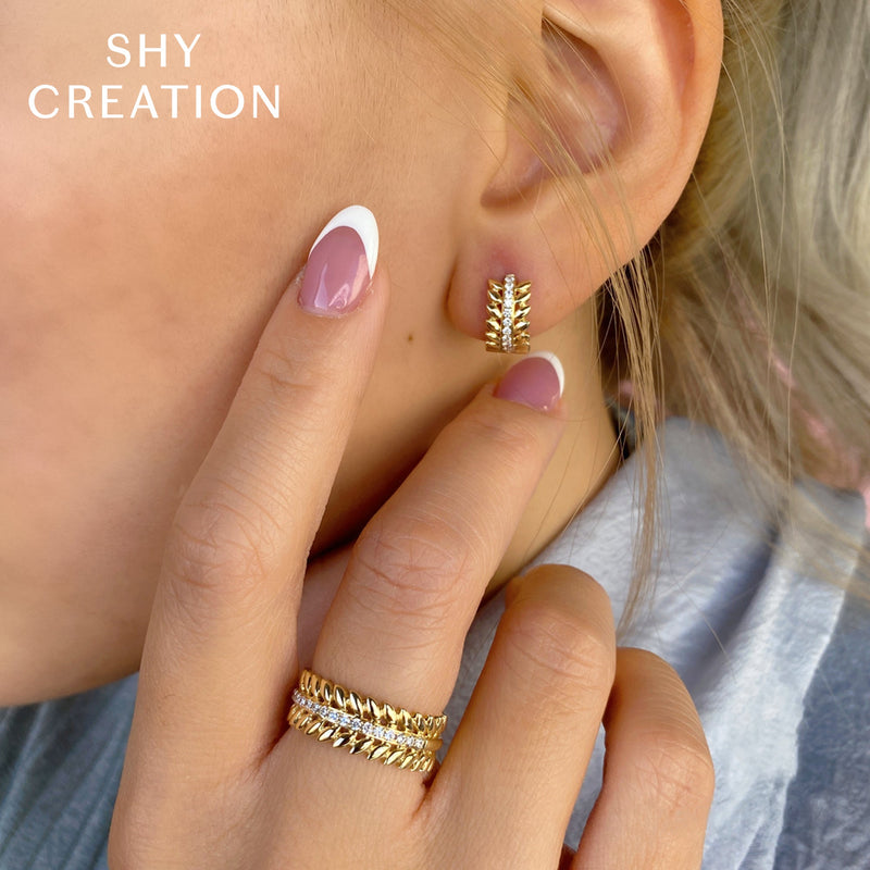 0.20CT DIAMOND LAUREL WREATH HUGGIE EARRING